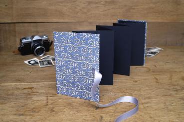 Leporello grey-blue, floral design, white flower tendrils